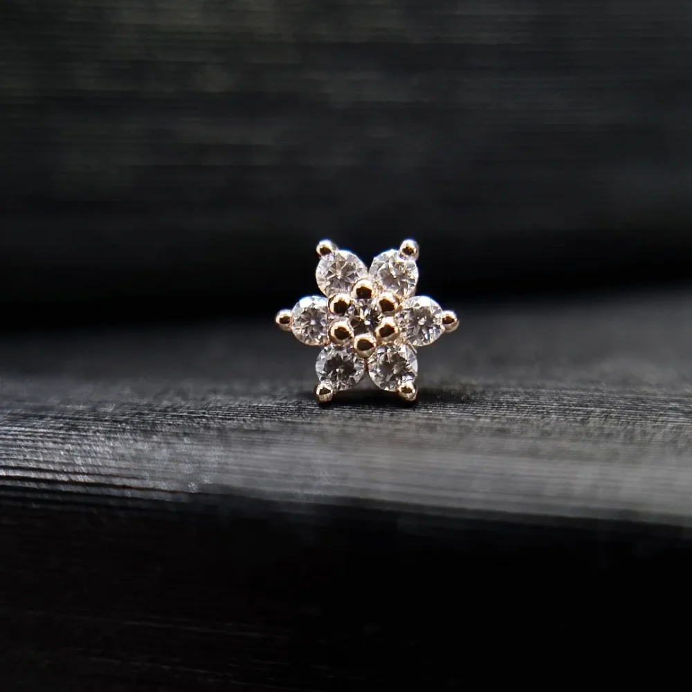 Topo de microflores em ouro amarelo